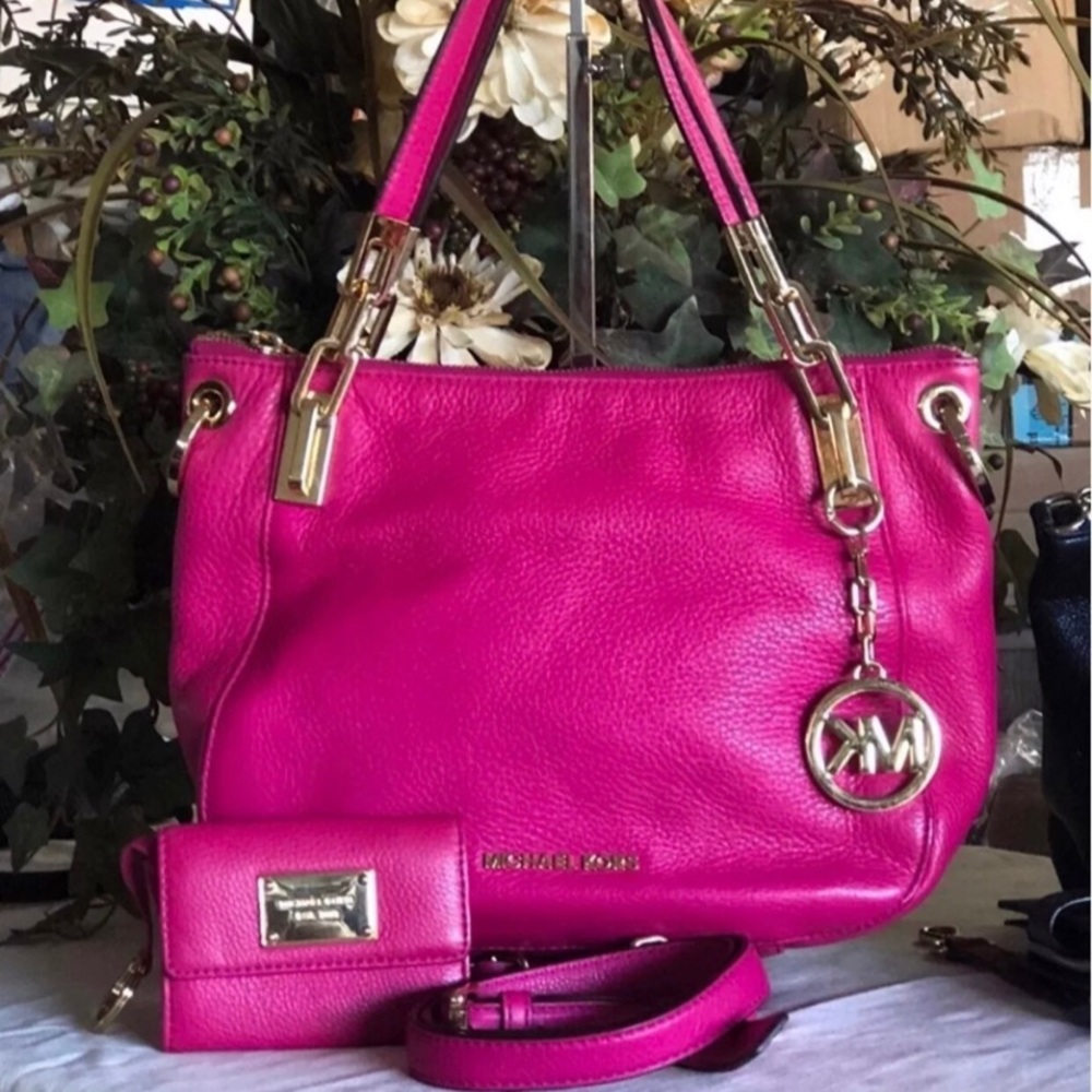 💥Flash Sale Today💥Like New Hot Pink MK purse and wallet